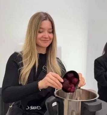 Anna von darumpflanzlich testet beim Lidl SilverCrest Event Kichererbsen in der Küchenmaschine
