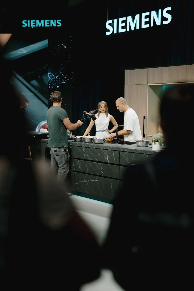 Food Creator beim Drehen von Rezept-Content in der Küche
