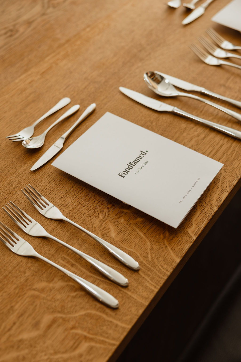 Foodfamed Menükarte am gedeckten Tisch