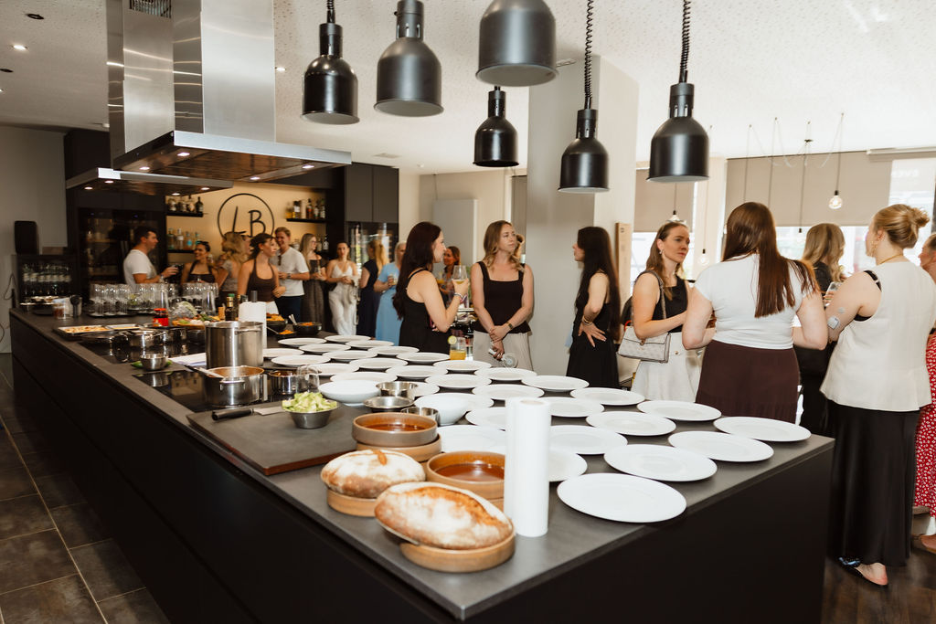 Food Creator:innen gemeinsam in der Küche beim Creator's Table