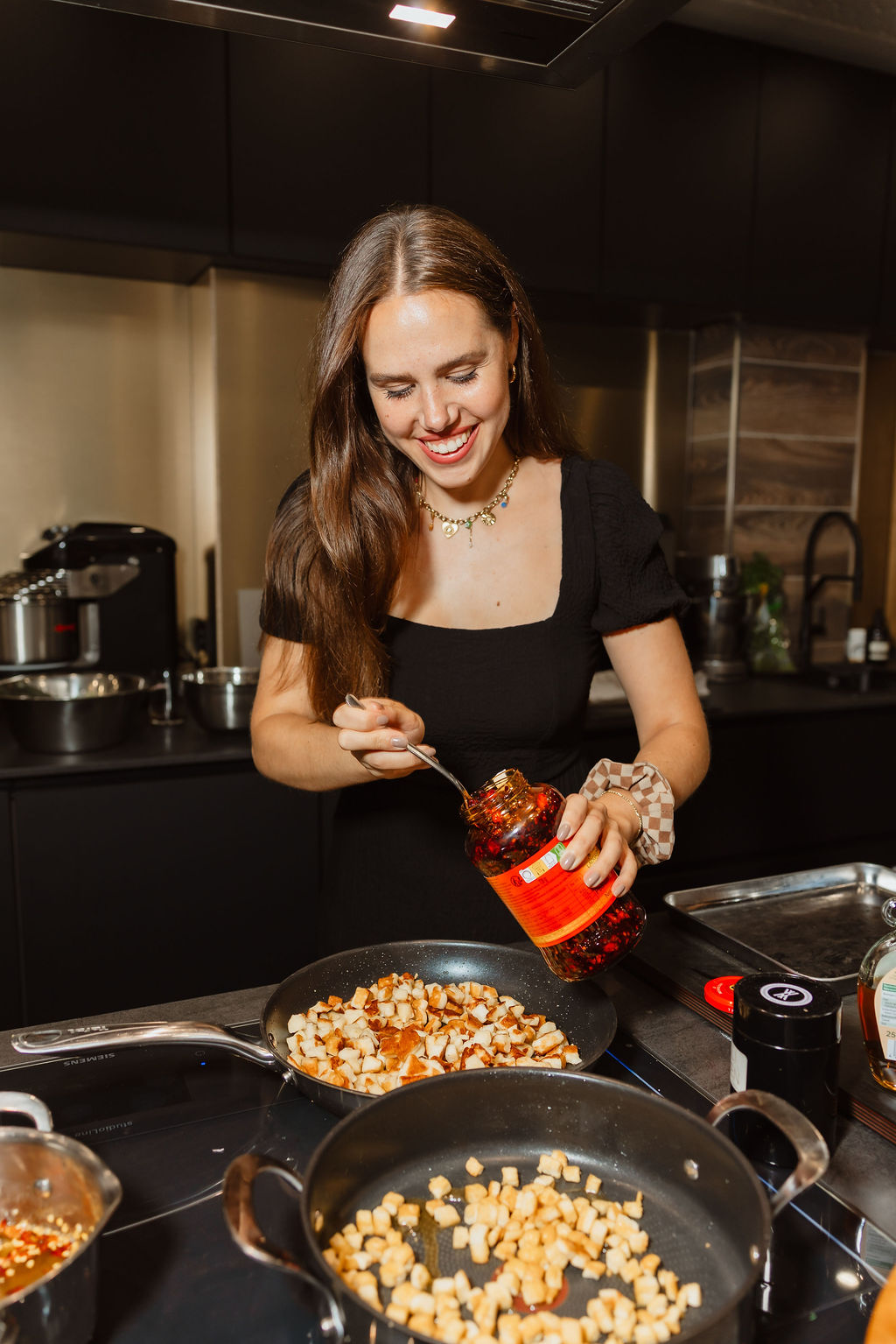 Creatorin beim gemeinsamen Kochen