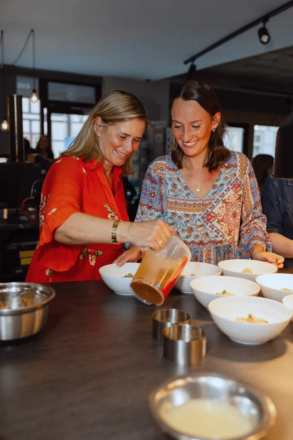 Food Creator beim Kochen am Küchentisch — Foodfamed Creator Collective