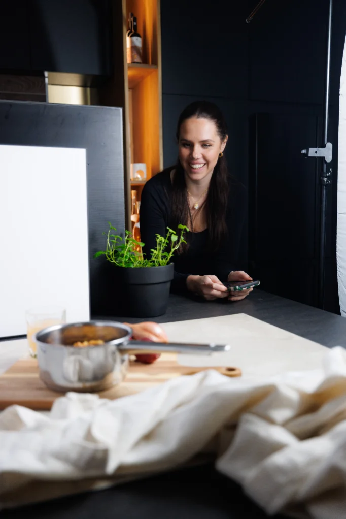 Food Creator beim Kochen am Küchentisch — Foodfamed Creator Collective